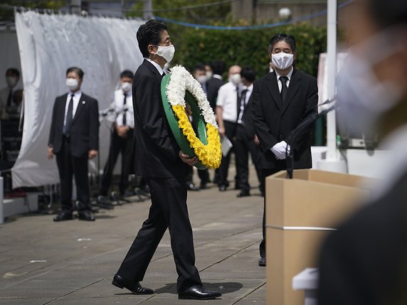 Le premier ministre japonais Shinzo Abe a déposé une gerbe lors d'une cérémonie au Parc de la paix. © KEYSTONE/EPA/DAI KUROKAWA