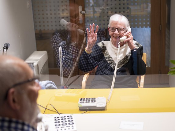 Selon le médecin gériatre Andreas Stuck, il faut non seulement rendre possibles les visites dans les maisons de retraite, mais aussi les encourager (archives). © KEYSTONE/LAURENT GILLIERON