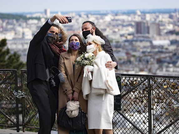 Dès lundi, le port du masque est obligatoire dans certains quartiers très fréquentés de Paris et notamment sur les hauteurs de Montmartre (archives). © KEYSTONE/EPA/IAN LANGSDON