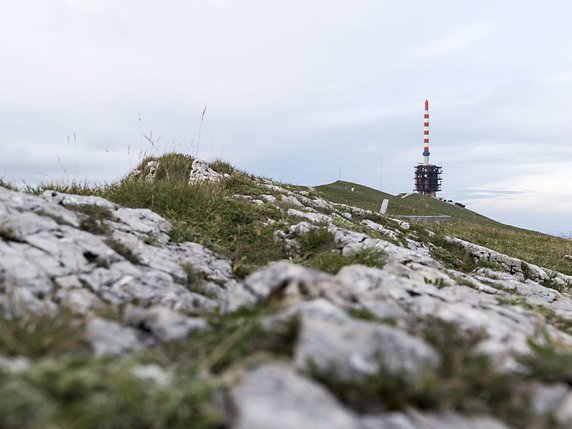 Les dix éoliennes devraient être installées sur les versants bernois et neuchâtelois de Chasseral (archives). © KEYSTONE/CHRISTIAN BEUTLER
