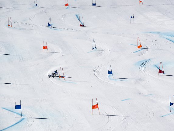 Camille Rast en plein entraînement sur le glacier du Thédodule © KEYSTONE/JEAN-CHRISTOPHE BOTT