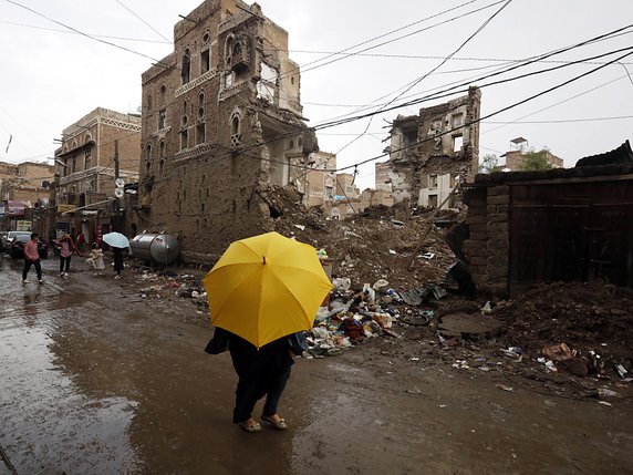 L'Unesco a déploré les dommages subis par des bâtiments historiques à Sanaav(photo), Zabid et Chibam, où de nombreux monuments sont classés sur sa liste du patrimoine mondial. © KEYSTONE/EPA/YAHYA ARHAB