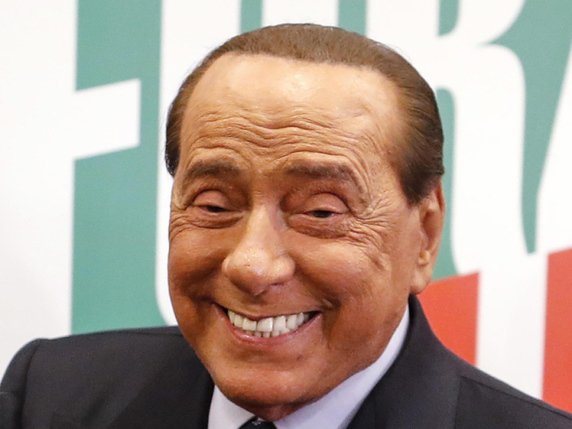 La presse italienne a publié mercredi un premier cliché de Silvio Berlusconi, 83 ans, au bras de sa nouvelle compagne, à peine trentenaire (archives). © KEYSTONE/EPA ANSA/RICCARDO ANTIMIANI