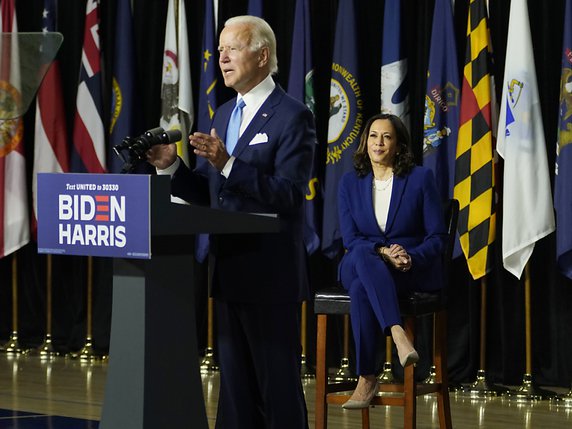 Joe Biden et Kamala Harris ont fait leur première apparition publique ensemble à Wilmington, dans une salle presque vide à cause de la pandémie de Covid-19. © KEYSTONE/AP/Carolyn Kaster
