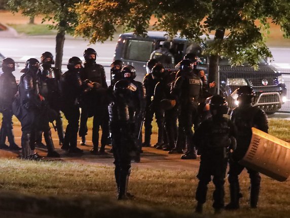 Depuis dimanche soir, la police use de grenades assourdissantes et de balles en caoutchouc contre les protestataires. © KEYSTONE/EPA/STR
