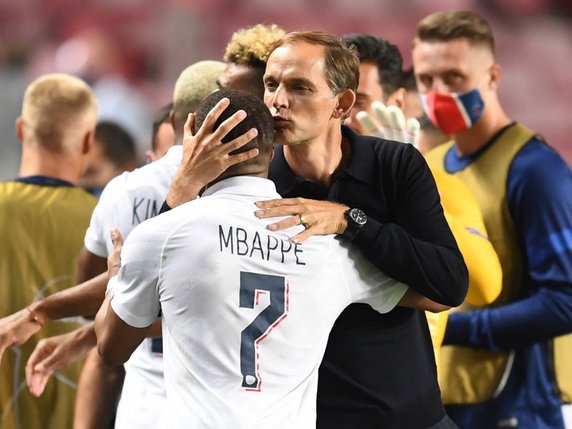 Sur un pied, le coach du PSG, Thomas Tuchecl félicite Kylian Mbappé. © KEYSTONE/EPA/David Ramos / POOL