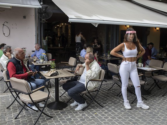 Les restaurant grecs devront fermer à minuit jusqu'au 24 août (image d'illustration). © KEYSTONE/AP/PETROS GIANNAKOURIS