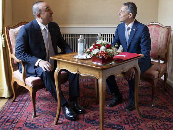 Le chef de la diplomatie suisse Ignazio Cassis, et son homologue turc Mevlüt Çavuşoğlu ont tous deux fait l'éloge des relations économiques solides entre les deux pays. © KEYSTONE/PETER SCHNEIDER