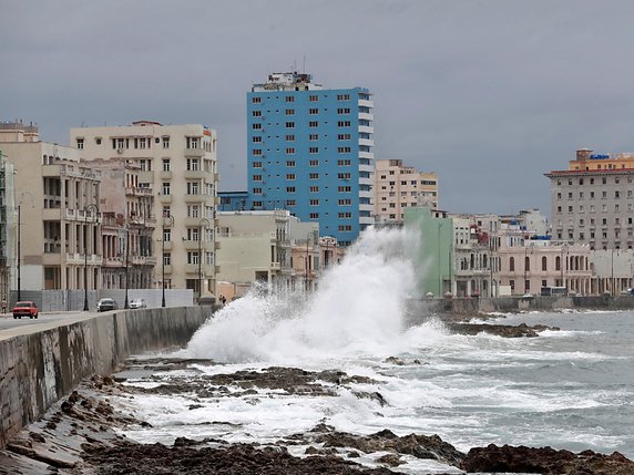 Laura a provoqué de fortes pluies et des submersions côtières à certains endroits de Cuba, sans toutefois occasionner de dommages importants, comme sur le cliché à La Havane. © KEYSTONE/EPA/Yander Zamora