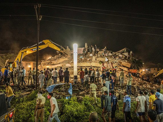 Jusqu'à 60 personnes sont encore ensevelies sous les décombres de l'immeuble effondré à Mahad. © KEYSTONE/AP