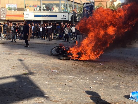 Des manifestations avaient éclaté dans plusieurs villes iraniennes, ici Isfahan, en novembre 2019 suite à une forte hausse du prix du pétrole (archives). © KEYSTONE/EPA/STR