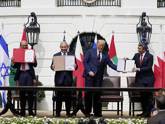 Les Emirats et Bahreïn sont les premiers pays arabes à reconnaître Israël depuis les traités de paix avec l'Egypte et la Jordanie, en 1979 et 1994. © KEYSTONE/AP/Alex Brandon