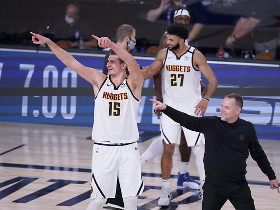 Jokic (15) et les Nuggets ont signé un immense exploit face aux Clippers © KEYSTONE/AP/Mark J. Terrill