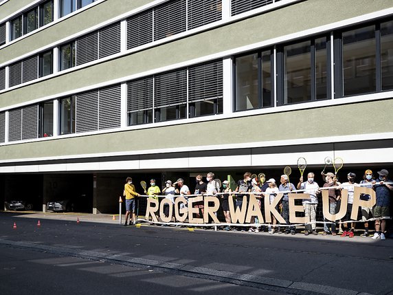 A Zurich, des représentants de la coalition "Roger Wake Up" ont manifesté au siège de ladite fondation. (KEYSTONE/Alexandra Wey) © KEYSTONE/ALEXANDRA WEY