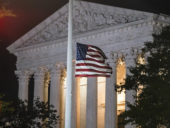 Les drapeaux ont été mis en berne devant la cour suprême à Washington. © KEYSTONE/EPA/JIM LO SCALZO