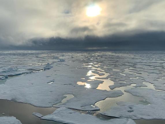 "Nous nous dirigeons vers un océan Arctique sans glace saisonnière", a déploré Mark Serreze, directeur du "National Snow and Ice Data Center". © KEYSTONE/AP Markus Rex, Alfred Wegener Institute