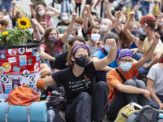 Les militants pour le climat n'ont pas tenu compte de deux ultimatums de la ville de Berne pour évacuer la Place fédérale. © KEYSTONE/EPA/PETER KLAUNZER