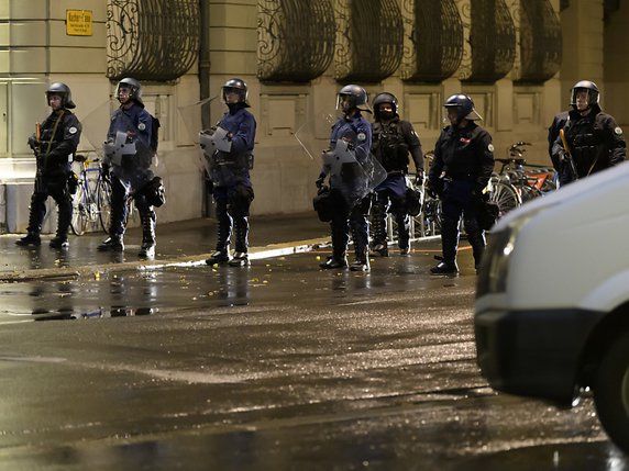 La police se prépare à évacuer la Place fédérale. © KEYSTONE/ANTHONY ANEX
