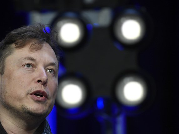 "Nous n'avons pas encore de voitures vraiment peu chères mais nous y parviendrons", a affirmé le patron de Tesla Elon Musk. Il veut proposer un véhicule à 25'000 d'ici trois ans (archives). © KEYSTONE/AP/Susan Walsh