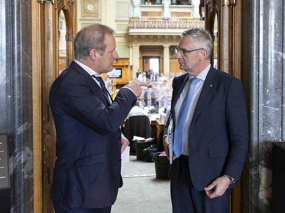 Pierre-André Page (UDC/FR, à gauche) redoute un départ des investisseurs en cas d'acceptation de l'initiative. © KEYSTONE/PETER KLAUNZER