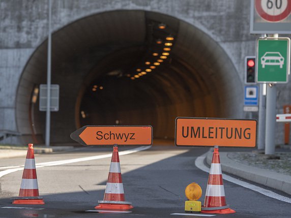 La route de l'Axen avait déjà été fermée entre Flüelen et Sisikon en mai et en juin, de même qu'à plusieurs reprises l'an passé (archives). © KEYSTONE/URS FLUEELER