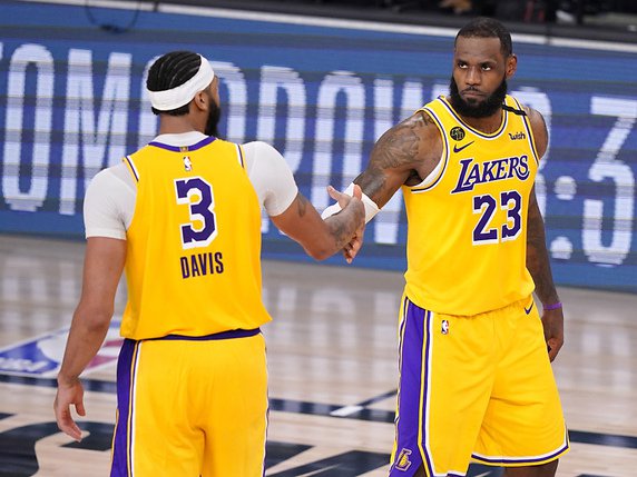 Anthony Davis et LeBron James ont porté les Lakers vers la victoire jeudi © KEYSTONE/AP/Mark J. Terrill