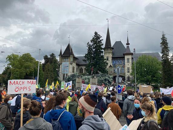 "Mach mau öppis" (fais donc quelque chose): la manifestation vendredi sur l'Helvetiaplatz à Berne se déroule en parallèle d'autres grèves des jeunes pour le climat sur toute la planète. © Theodora Peter/Keystone-SDA