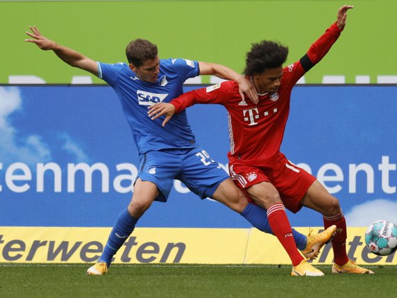 Sane (à droite) et le Bayern ont été battus 4-1 à Hoffenheim © KEYSTONE/EPA/RONALD WITTEK