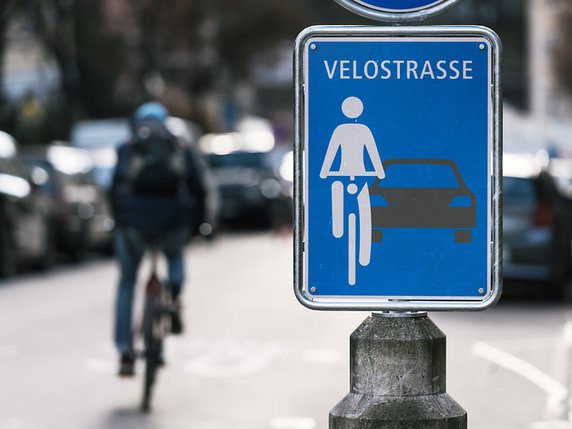 Les axes cyclistes doivent compléter les projets de rues cyclables de la ville de Zurich. Ils seront interdits au trafic motorisé, à l'exception des riverains et des fournisseurs (photo symbolique). © KEYSTONE/CHRISTIAN BEUTLER
