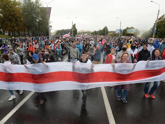 Dimanche, des dizaines de milliers de personnes ont de nouveau manifesté à Minsk. Quelque 200 manifestants ont été arrêtés. © KEYSTONE/EPA/STR