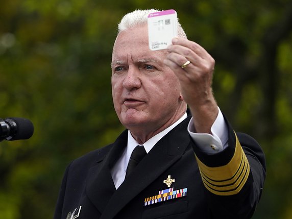 Le secrétaire adjoint à la santé, l'amiral Brett Giroir, présente le test, qui a la taille d'une carte de crédit. Il n'a besoin d'aucune machine pour fonctionner. © KEYSTONE/AP/Evan Vucci