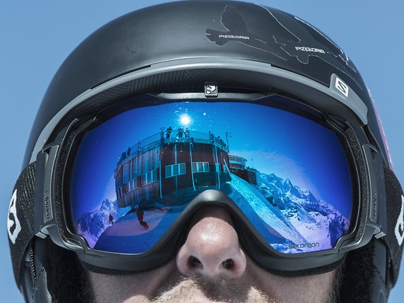 Le port du casque doit devenir un automatisme pour pratiquer le ski, avertit le BPA (archives). © KEYSTONE/CHRISTIAN BEUTLER