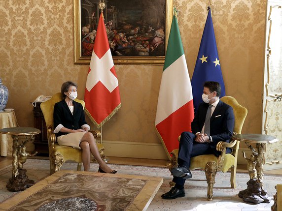Simonetta Sommaruga a été reçue au Palais Chigi par le chef du gouvernement italien Giuseppe Conte. © KEYSTONE/AP/Gregorio Borgia