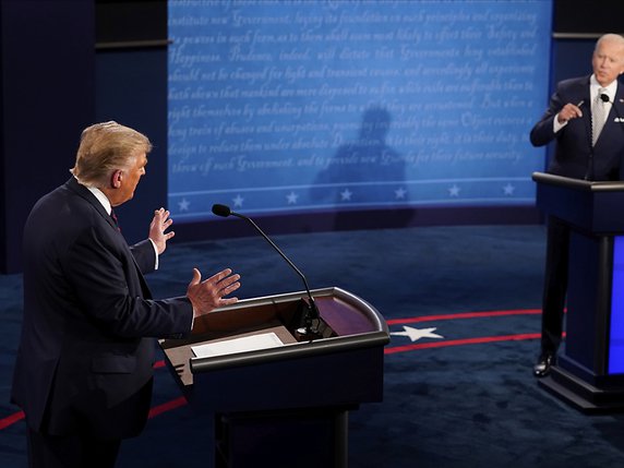 Donald Trump (à gauche) et Joe Biden ont entamé leur premier débat devant un public restreint. © KEYSTONE/AP/Morry Gash