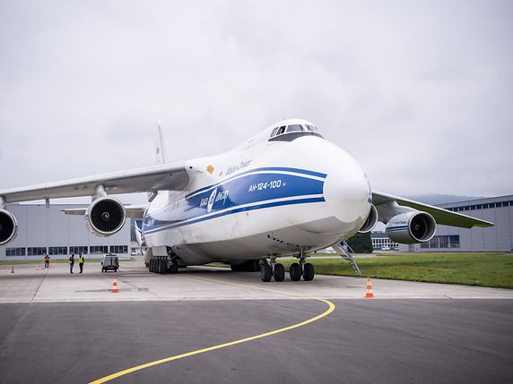 La tête de la fusée est transportée depuis Emmen (LU) à destination de la Floride à bord de l'un des plus grands vaions de fret au monde, un Antonov An-124. © KEYSTONE/URS FLUEELER