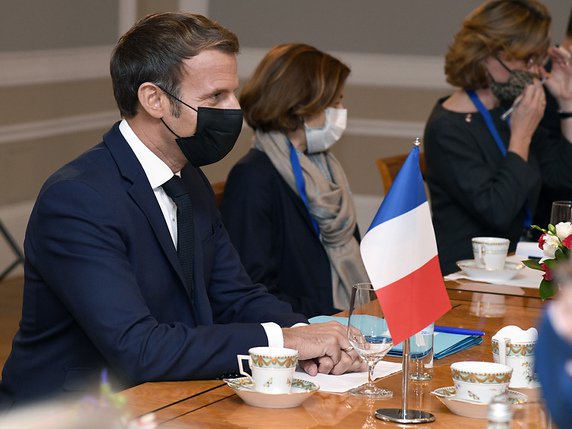 Emmanuel Macron n'a fermé aucune porte pour de nouveaux ajustements dans la lutte contre le Covid-19. © KEYSTONE/AP/Roman Koksarov