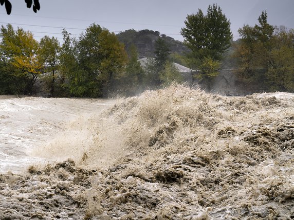 Les pluies abondantes ont gonflé les eaux du Rhône samedi matin. © KEYSTONE/MAXIME SCHMID