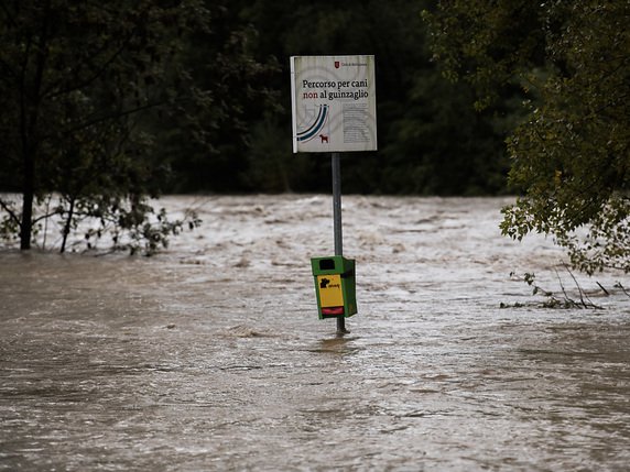 Les intempéries de vendredi à samedi ont causé plusieurs inondations comme ici à Bellinzone. © KEYSTONE/Ti-Press/Samuel Golay