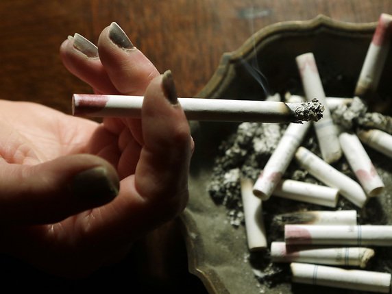 Même si une femme arrête de fumer avant sa grossesse, le tabac consommé aura des conséquences sur le placenta (archives). © KEYSTONE/AP/DAVE MARTIN