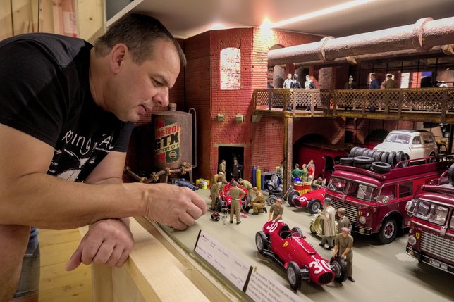 Alain Pillonel devant l’un de ses dioramas, le Grand Prix de Monaco en 1957. © Aldo Ellena