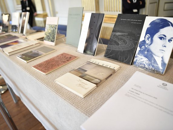 Des exemplaires de livres de la poète Louise Glück sont exposés lors de l'annonce du prix Nobel de littérature 2020 à Stockholm jeudi. © KEYSTONE/EPA/Henrik Montgomery / TT / POOL