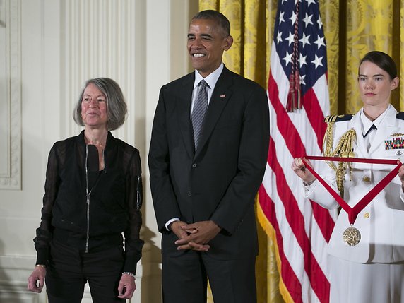 Le président américain Barack Obama avait décerné la Médaille nationale des sciences humaines 2015 à la poète Louise Glück. © KEYSTONE/EPA/SHAWN THEW