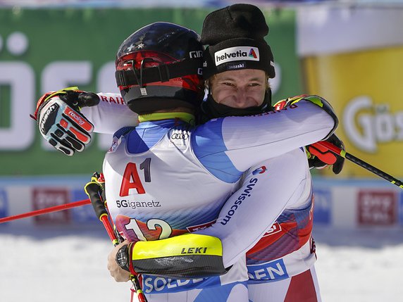 Odermatt (de face) et Caviezel ont terminé respectivement 2e et 3e à Sölden © KEYSTONE/AP/Giovanni Auletta