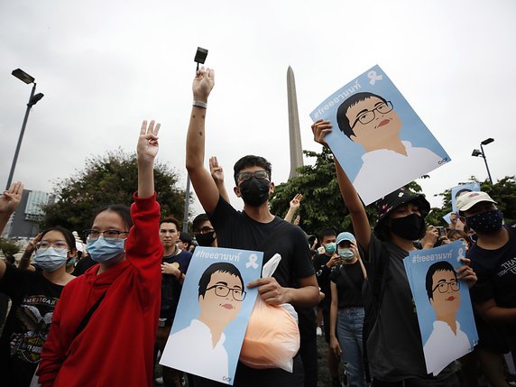 Plusieurs manifestants brandissaient des portraits de leaders de la contrestation arrêtés ces derniers jours, dont celui de l'activiste Anon Numpa. © KEYSTONE/EPA/NARONG SANGNAK