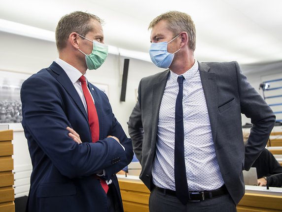 Il faudra attendre le second tour pour connaître les cinq membres du Gouvernement jurassien. Tous les regards se portent sur la lutte entre le ministre PCSI David Eray (à gauche) et le second candidat du PDC Stéphane Babey. © KEYSTONE/JEAN-CHRISTOPHE BOTT