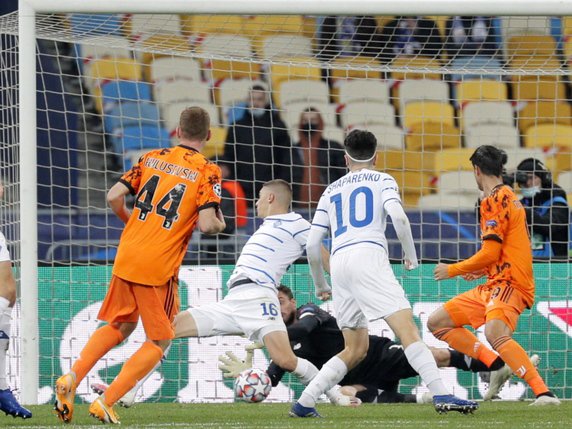 Alvaro Morata (à droite) ouvre le score pour la Juventus. © KEYSTONE/EPA/SERGEY DOLZHENKO