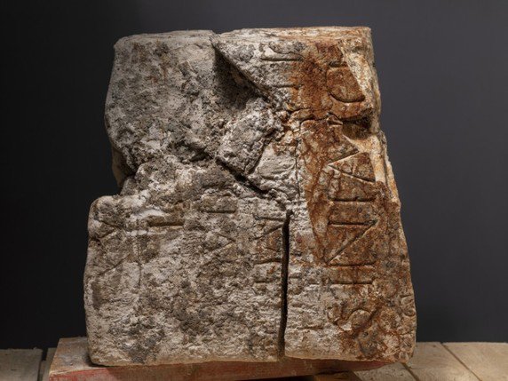 L'inscription découverte lors des fouilles était sans doute gravée dans le bâtiment sacré qui abritait plusieurs autels. Il a été détruit à l'époque romaine. © Service cantonal d'archéologie AG