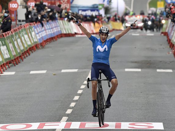 Marc Soler franchit la ligne en vainqueur © KEYSTONE/AP/Alvaro Barrientos