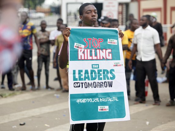 Les jeunes Nigérians manifestent contre les violences policières. © KEYSTONE/EPA/AKINTUNDE AKINLEYE