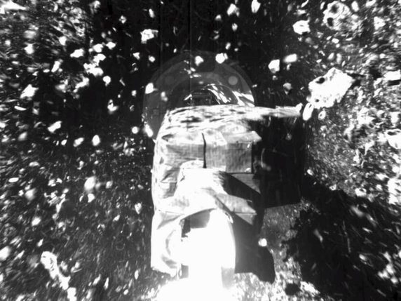 Le bras de la sonde américaine Osiris-Rex s'est enfoncé de 48 cm en profondeur dans le sol de l'astéroïde Bennu au moment du bref contact, à la surprise de la NASA (archives). © KEYSTONE/AP